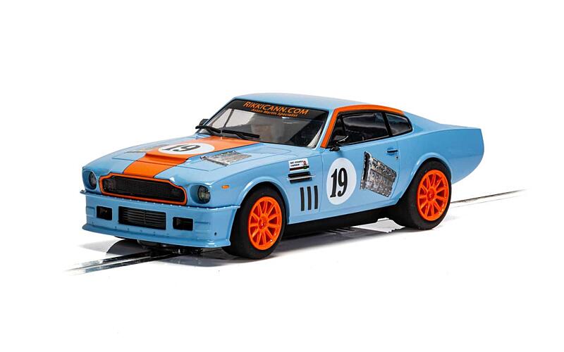 Autíčko Gulf Scalextric C4209 - Aston Martin V8 - Rikki Cann Racing 1:32
